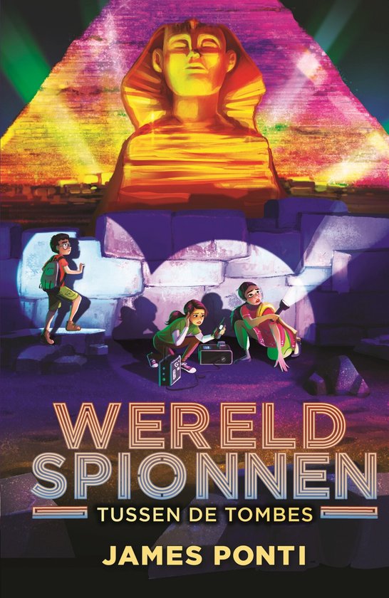 Boekomslag: "Wereldspionnen - Tussen de tombes" van James Ponti. Drie kinderen verkennen een Egyptische piramide met zaklampen. De Sfinx is op de achtergrond.