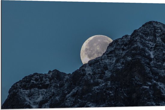 WallClassics - Dibond - Heldere Maan achter Rots - 90x60 cm Foto op Aluminium (Met Ophangsysteem)
