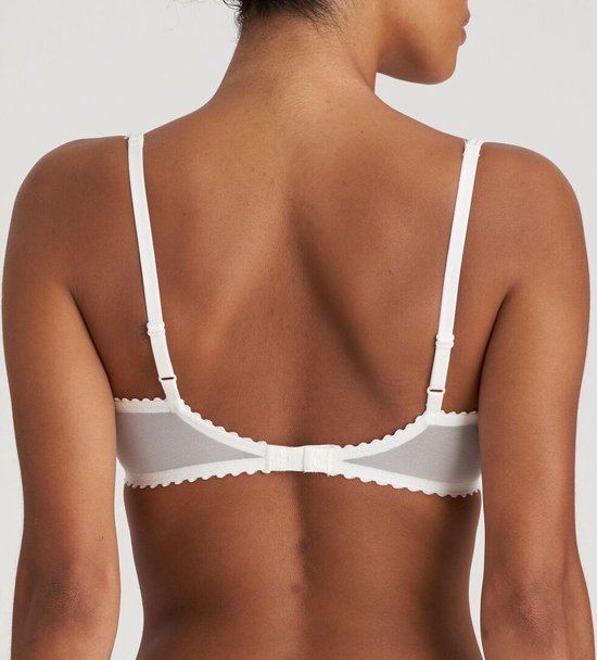 Achterkant van een model met witte balconnetbeha. Mesh rugpand met kanten rand.