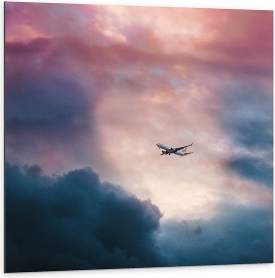 WallClassics - Dibond - Vliegtuig tussen Donkere Onweerswolken - 100x100 cm Foto op Aluminium (Met Ophangsysteem)