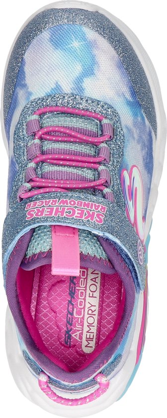 Bovenkant van een blauwe Skechers sneaker met wolkenprint en glitter. Roze veters en paarse voering.