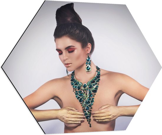 Dibond Hexagon - Naakte Vrouw met Groene Opvallende Sieraden en Handen voor Borsten - 80x69.6 cm Foto op Hexagon (Met Ophangsysteem)