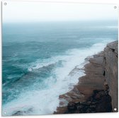 WallClassics - Tuinposter – Zee bij Rotsen - 100x100 cm Foto op Tuinposter (wanddecoratie voor buiten en binnen)