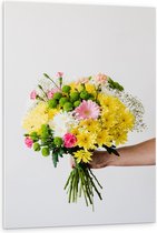 PVC Schuimplaat- Bloemboeket tegen Witte Muur in Groen, Gele en Roze Kleuren - 80x120 cm Foto op PVC Schuimplaat