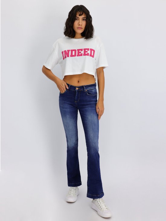 Model in een donkerblauwe, licht uitlopende jeans met een hoge taille en lichte wassing.