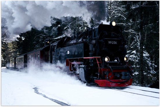 WallClassics - Poster Glanzend – Rijdende Stoomtrein in de Sneeuw - 90x60 cm Foto op Posterpapier met Glanzende Afwerking