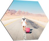 Dibond Hexagon - Jongvolwassen Vrouw op Weg naar Rotsachtig Landschap - 80x69.6 cm Foto op Hexagon (Met Ophangsysteem)