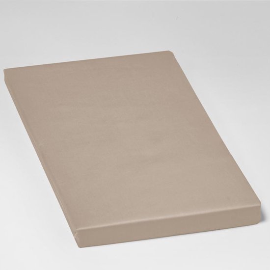 Zandkleurig hoeslaken op een matras, 100% katoen.