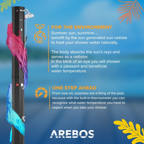 Zwarte AREBOS solar douche met beelden van roze en blauw water dat eruit stroomt, omringd door tropische bladeren.