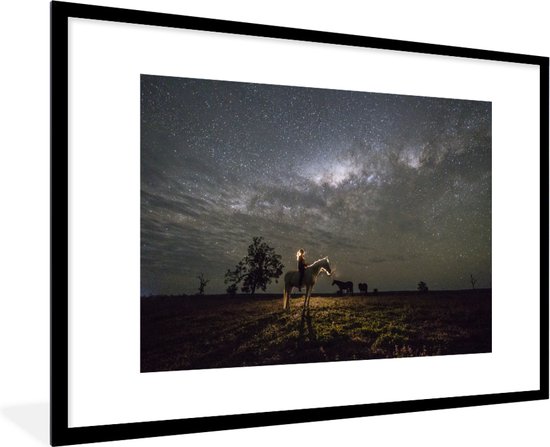 Photo en cadre - Femme sur un cheval sous la Voie lactée cadre photo noir avec passe-partout blanc 80x120 120x80 cm - Affiche sous cadre (Décoration murale salon / chambre)