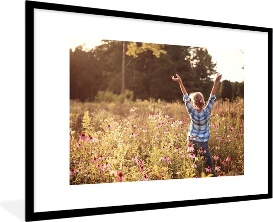 Photo en cadre - Femme dans un champ de fleurs avec bras écartés cadre  photo noir avec... | bol.com