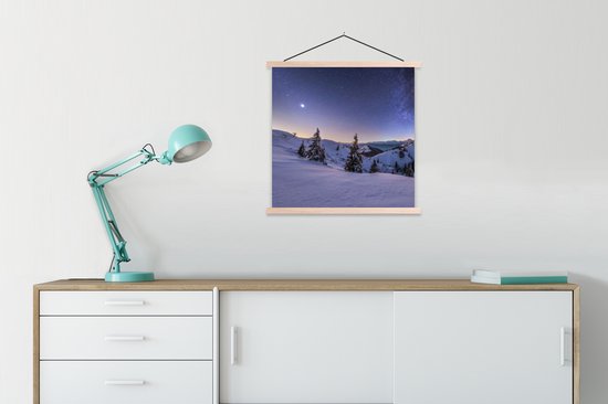 Posterhanger incl. Poster 90x90 cm - Schoolplaat - Winter - Sneeuw - Nacht - Bomen - Textielposter - Blanke latten
