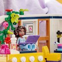 Lego Friends minipoppetje Aliya met laptop in een gele bank.