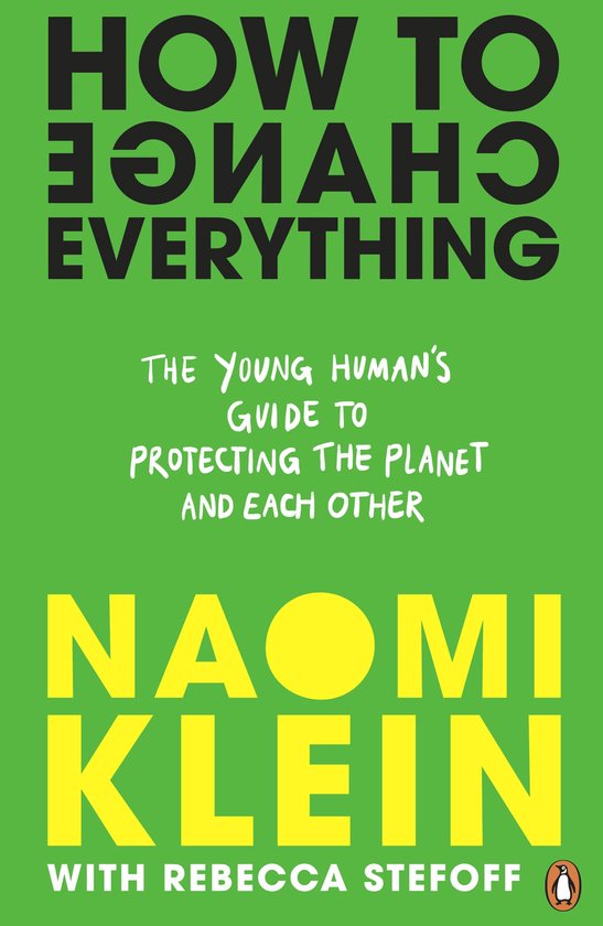 Livre "How To Change Everything" avec le texte "THE YOUNG HUMAN'S GUIDE TO PROTECTING THE PLANET AND EACH OTHER" et "NAOMI KLEIN" sur fond vert.