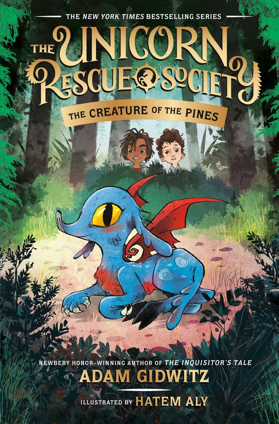 Boek kaft: blauw wezen met rode vleugels en een geel oog, ligt in een bos. Titel: The Unicorn Rescue Society, The Creature of the Pines.