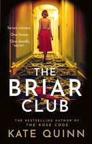 Een vrouw loopt een gang op. Titel: THE BRIAR CLUB. Zeven vrouwen. Eén huis. Eén dodelijk geheim...