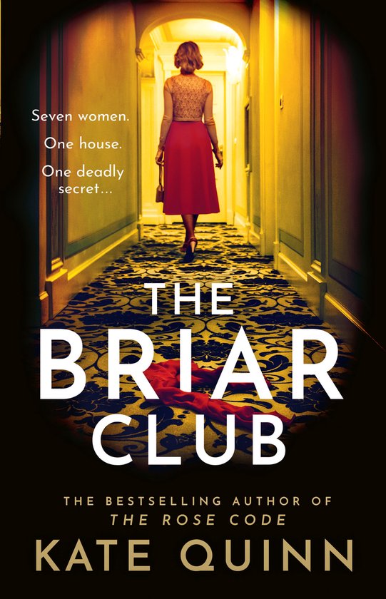 Een vrouw loopt een gang op. Titel: THE BRIAR CLUB. Zeven vrouwen. Eén huis. Eén dodelijk geheim...