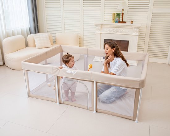 Beige grondbox met een vrouw en baby binnen. De box is opgesteld in een woonkamer.