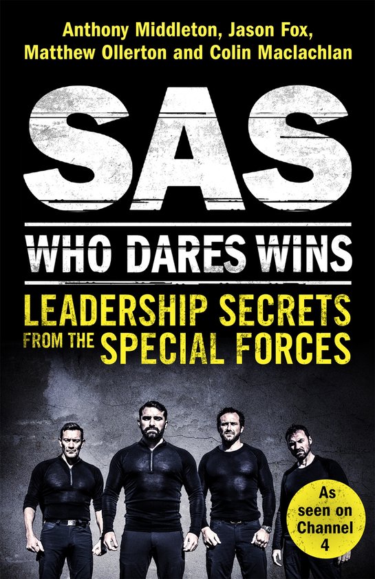 Boekomslag met de titel SAS WHO DARES WINS LEADERSHIP SECRETS FROM THE SPECIAL FORCES. Vier mannen in donkere kleding staan voor een betonnen muur.