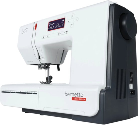 Witte Bernette b37 naaimachine met digitaal display en donkergrijze zijkant.