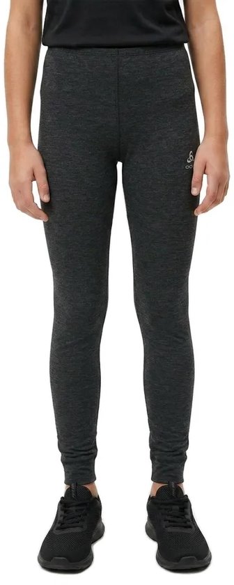 Voorkant van een kind in een effen, donkergrijze thermobroek met logo op de linkerheup, met zwarte sneakers.