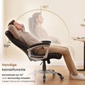 Man in een zwarte bureaustoel met kantelfunctie tussen 90° en 110°, voor focus en ontspanning.