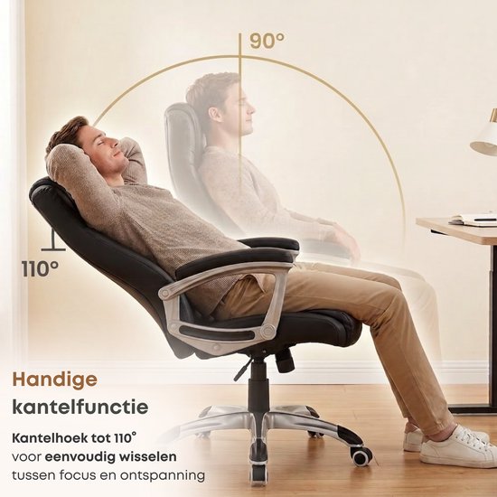 Man in een zwarte bureaustoel met kantelfunctie tussen 90° en 110°, voor focus en ontspanning.