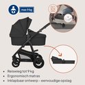 Zwarte kinderwagen met reiswieg, maximaal 9 kg, met inklapbaar ontwerp en verstelbare duwstang.