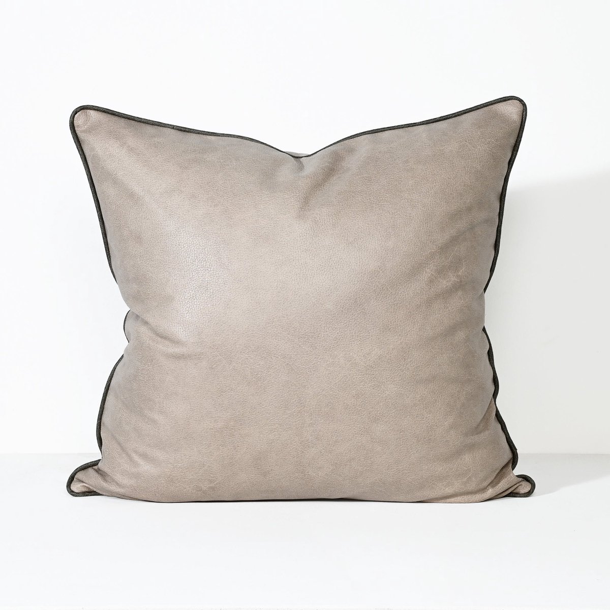 Darcy & Duke Art Leather Taupe - Vinyl Sierkussen - 55 X 55