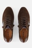 Bovenkant van bruine suède Gabor sneakers met ritssluiting en slangenhuid detail.