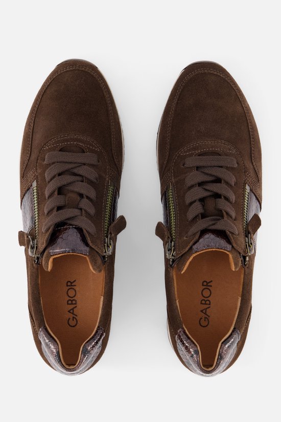 Bovenkant van bruine suède Gabor sneakers met ritssluiting en slangenhuid detail.