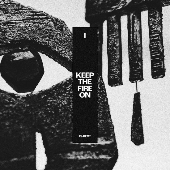 CD-hoes met een grafisch zwart-witontwerp, met een groot oog en de tekst 'I KEEP THE FIRE ON DI-RECT'.