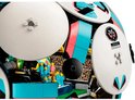 Gedetailleerd LEGO-voetbal met een mini-stadion met publiek en minifiguren in roze, blauwe en witte kleuren.