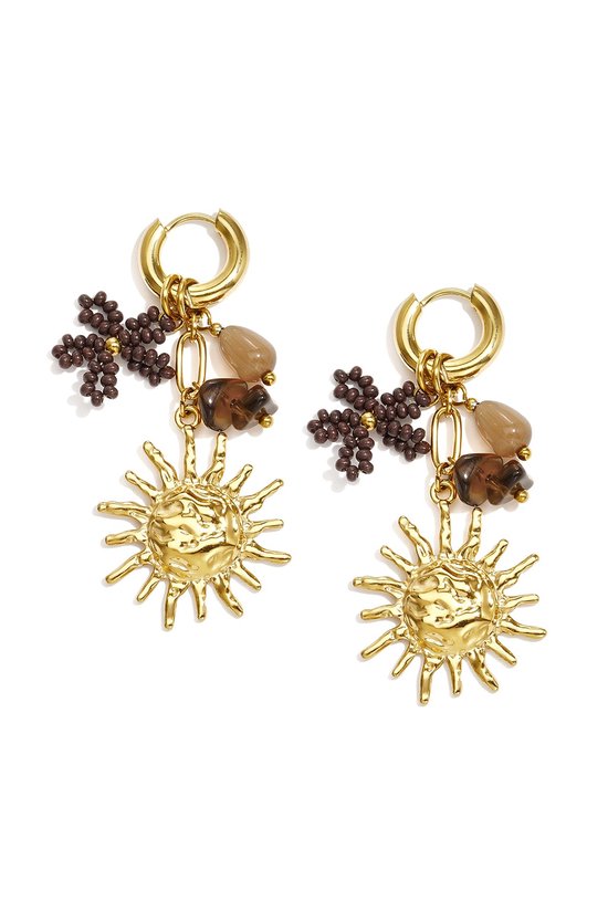 Gouden oorringen met hangers van een zonnetje, bruine en transparante kralen en donkere bloemvormige kralen.