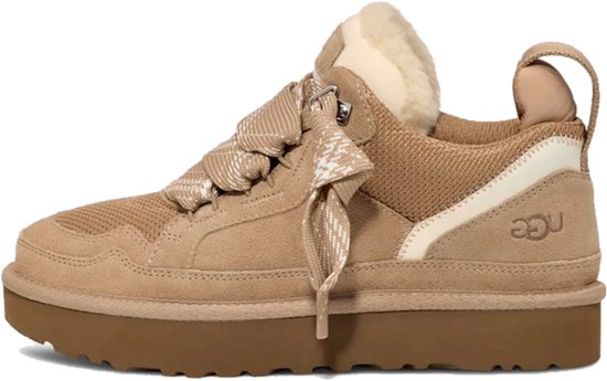 Beige UGG Lowmel sneaker met schotse ruit veters, schapenvacht kraag en witte accenten.