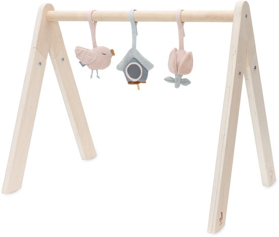 Houten babygym met drie zachte speeltjes: een gestreept vogelhuisje, een gestreepte vogel en een roze tulp.
