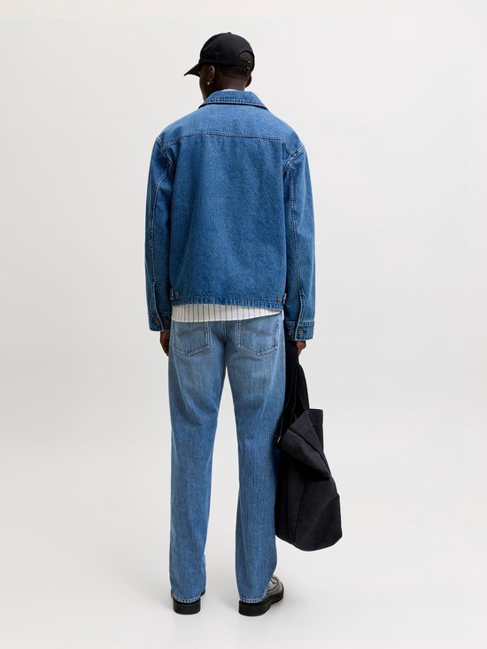 Model van achteren gezien, draagt een blauwe spijkerbroek met een rechte pasvorm en een lichtblauwe denim wassing.