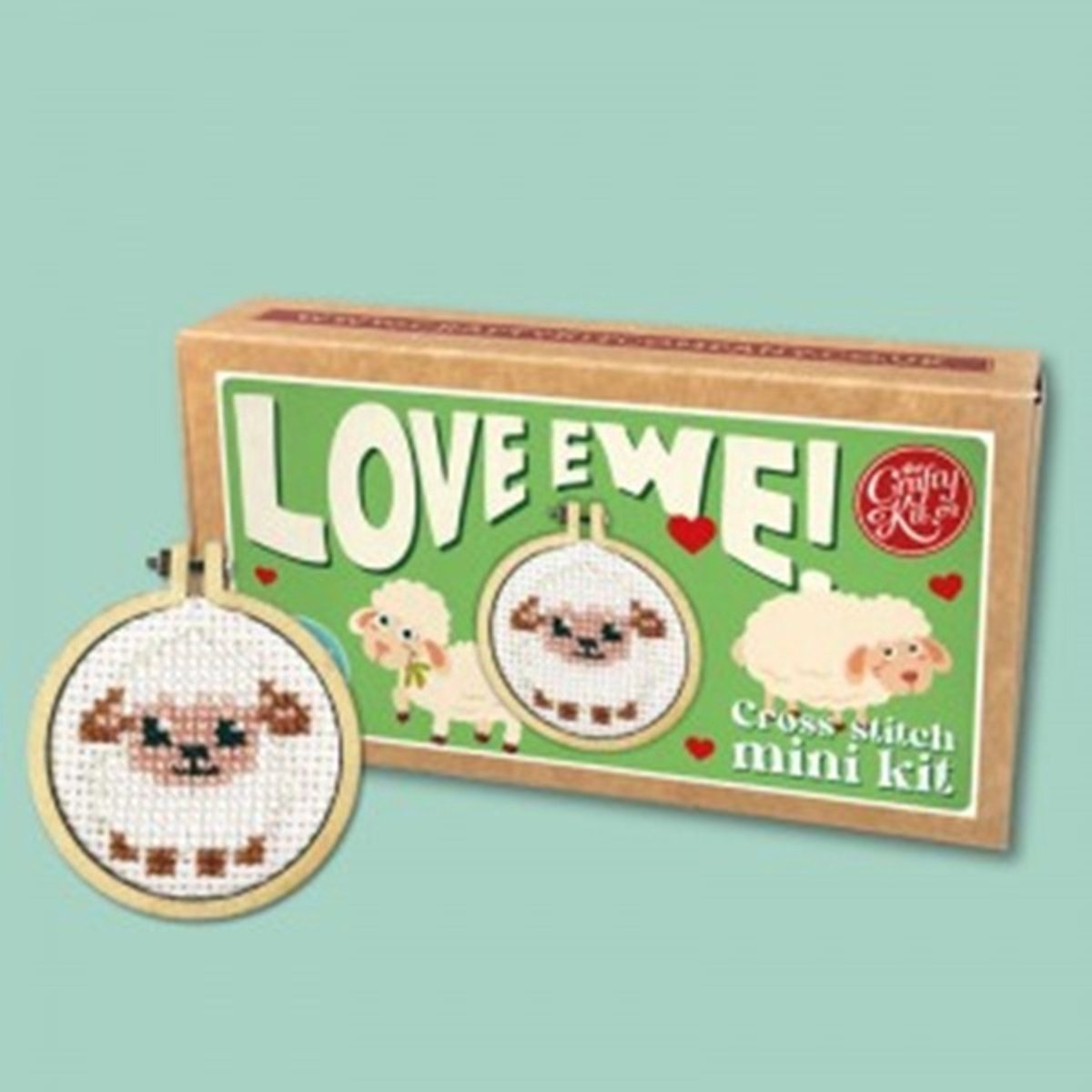 Borduurpakket Matchbox Love Ewe! - The Crafty Kit Company - sleutelhanger in luciferdoosje