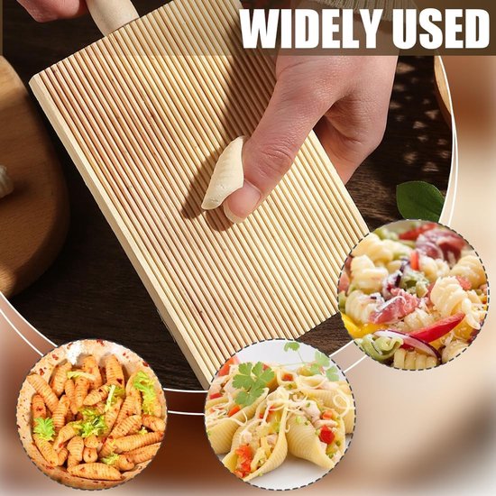 Handmatige pastamachines en een houten wasbord, handige tools voor het maken van verse pasta thuis, geniet van de smaak van zelfgemaakte pasta. — afbeelding 4