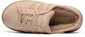 Bovenaanzicht van beige adidas Campus muil met gevoerde binnenkant en adidas logo op de tong.