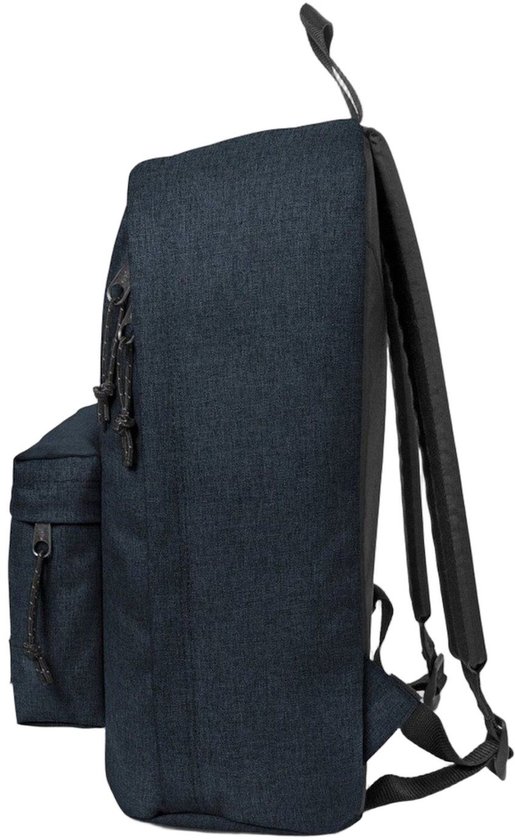 Donkerblauwe Eastpak rugzak met een voorvak, zwarte banden en ritsen.