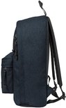 Donkerblauwe Eastpak rugzak met een voorvak, zwarte banden en ritsen.