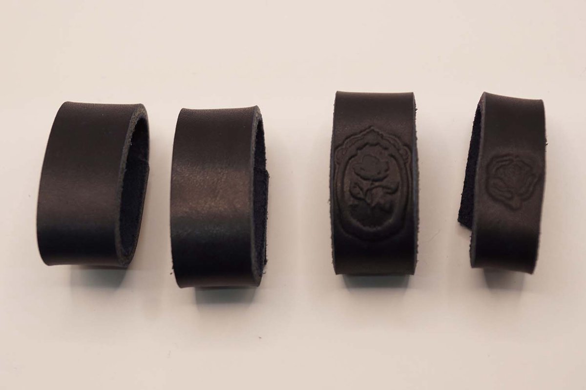 4 Lederen riem lusjes voor broekriem van 4 cm breed 2x uni navy, 2x navy rozen - riem lusjes donker blauw - lusje voor aan donker blauw riem - riem lusje vervangen omdat die verloren is - riem repareren met nieuw lusje - centuur lusje repareren