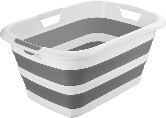 Un panier vide, déplié, à rayures grises et blanches avec des poignées blanches, posé sur un fond blanc.