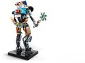 Robot à tête de chat, armure bleu clair et détails enflammés, tenant une épée à hélice verte.