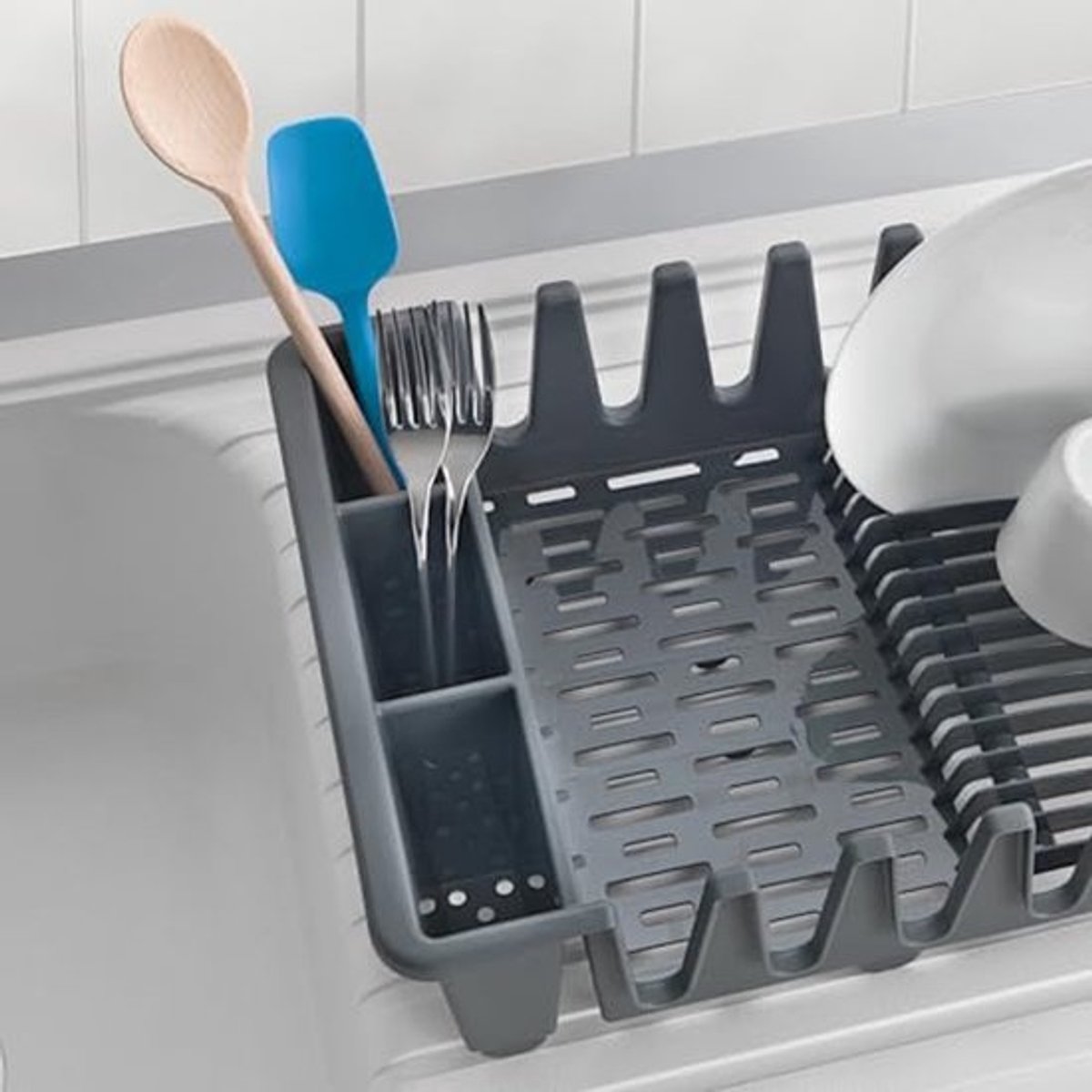 Compact afdruiprek met veel ruimte voor servies en bestek