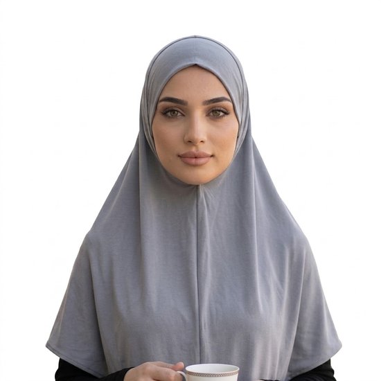 Vrouw met een effen grijze hijab die de nek en het hoofd volledig bedekt, tegen een witte achtergrond.
