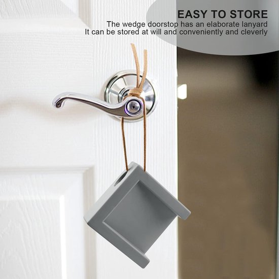 Grijze deurstop met bruin koord, hangend aan een deurklink. Tekst: 'EASY TO STORE'.