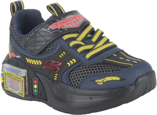 Donkerblauwe Skechers sneaker met gele veters, "START ENGINES!" opdruk en een deur aan de zijkant voor een speelgoedauto.