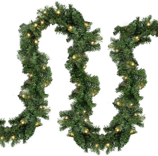 Une longue guirlande de Noël verte et sinueuse avec des LED blanc chaud, sur fond blanc.